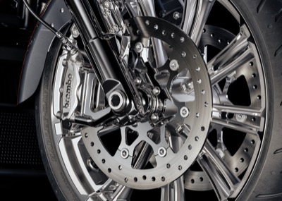 2026-cvo-street-glide-beauty-brakes-ls.jpg